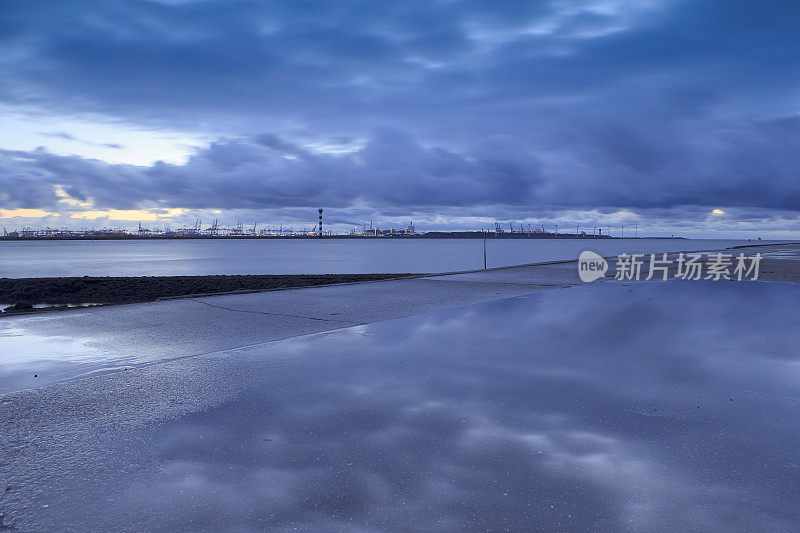 neuwe Waterweg河沿岸多变的海景